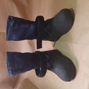 KAMIK little boys' size 13 navy and black snow boots with removable felt liners